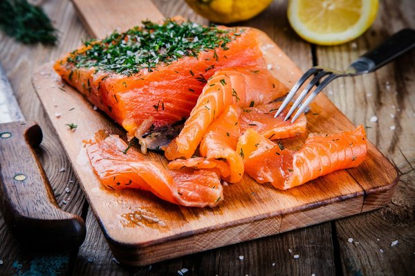 Comment préparer un saumon gravlax avec une marinade à base de betterave et d'aneth ?