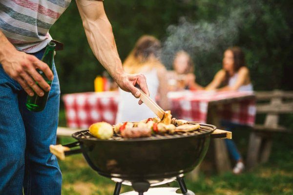 Comment choisir un barbecue électrique avec bac récupérateur de graisse pour un nettoyage facile?